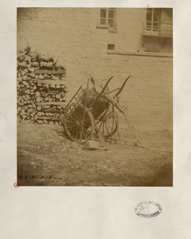 Exercice de photographie d’une brouette dans le jardin de l’École : photo prise en 1860 par les groupes d’élèves du corps Brière, Baumgartner et Demouy ; Hirsch et Reynès ; Mengin et Fournier de Saint-Amand.