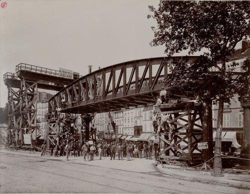 Boulevard de la Chapelle, au débouché de la rue de Maubeuge, première travée du viaduc mise en place. PH 451-6 A.7