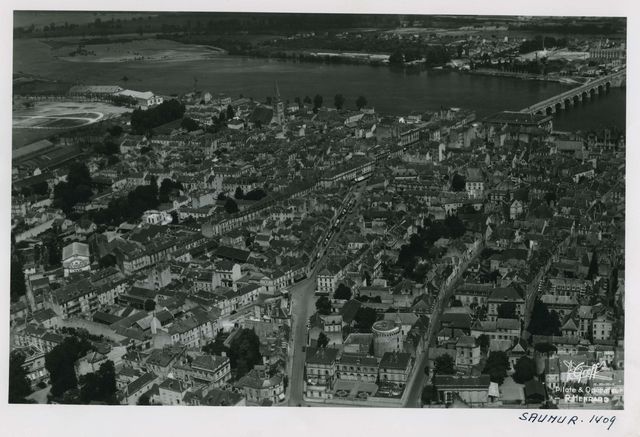 Vue aérienne de Saumur. Quartiers Saint-Pierre et Saint-Nicolas. Photographie en noir et blanc de Roger Henrard (1949). © Archives municipales de Saumur – FRAC49328_13Fi003